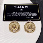 chanel耳钉今年简直是开挂 小帽子最新出炉的又是一款必入的单品早买早戴上出街 ～巨好看！ 让你秒变酷甜女孩超级百搭 利用率满分 洋气爆棚 集妹们快快入手.