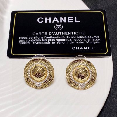 chanel耳钉今年简直是开挂 小帽子最新出炉的又是一款必入的单品早买早戴上出街 ～巨好看！ 让你秒变酷甜女孩超级百搭 利用率满分 洋气爆棚 集妹们快快入手.