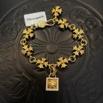 新款 专柜品质 Chrome Hearts克罗心十字花方牌手链 ，快手 Ins 小红书热门，凹凸造型不同的花纹设计风格呈现出与众不同 十字架童军花是克罗心的标志