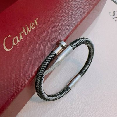 卡地亚手链手镯V金材质系列 品相完美，细节无敌，那种独特的色泽完全无可挑剔，再缀以经典指环外形设计，简约之余却又优雅夺目，V金纯手工的组合更显气色，上手雅致动人