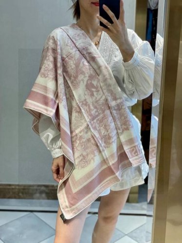 上新 早春新款 茹伊丛手绘方巾 Size：110X110 Cm 双面同色丝绒方巾 一个Ｄ家永远在线的元素 在专柜见到的第一眼就超级激动啦，吹爆这个神仙颜值的丝巾