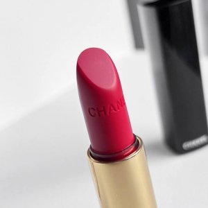 专柜品质 n5..99石榴酒红香奈儿限定新品日常素颜显白~ 没人能拒绝的了香奈儿 没有 更别说这次的圣诞限量款了 香奈儿炫亮魅力唇膏5号系列灵感来自5号香水百年