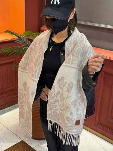 爱马仕巴黎时装展商务男士女士羊绒围巾代工厂臻选上乘的超细羊绒纤维 进行纯手工精梳处理 耗时耗力 再以清泉水浸泡涤荡 使羊绒纤维呈现出独特的蓬松质感 手感才如此细