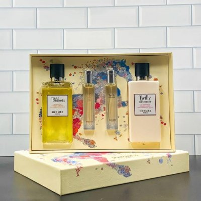 高品质/290 爱马仕大地之香四件套！ 内含：丝巾身体乳 200Ml，大地沐浴露200Ml，试管香水15Ml丝巾，大地。 可配礼袋+中文标。