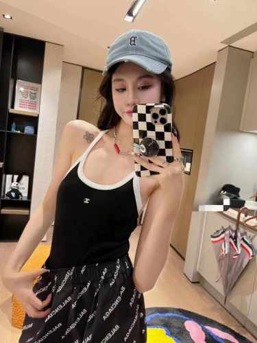新款香奈儿泳衣 简简单单的一眼就爱上了 香奶奶本季最该买的单品之一 小香吊带泳衣 单品搭配休闲时尚穿搭 面料：针织 颜色：黑 白 码数Sml Xl