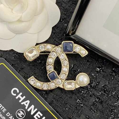 香奈儿胸针热销款爆上新 Chanel22高级手工坊双C胸针 方形的水钻和星空蓝黑宝石镶嵌 超有气质，超级百搭