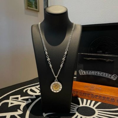 新款 专柜品质 Chrome Hearts克罗心 经典复古多元素侧身项链 圆牌圣母宝剑吊坠 凹凸造型不同的花纹设计风格 呈现出与众不同 十字架 童军花是克罗心的