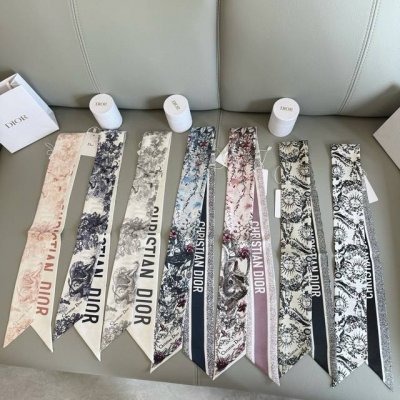 Dior迪奥动物系列丝巾 款式经典，造型修长，两端尖角设计，背面饰以对比鲜明的Christian Dior标志条形图案。 上身效果非常赞！随意一搭就是那么完美！