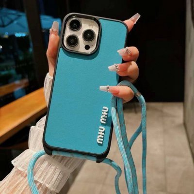 miumiu新款手机壳 官网同步更新 炫彩绳斜挎手机壳 带专柜同款金属扣 型号：为了不出现报错型号，请打开本机查看手机设置显示的型号 Iphone16系列更新