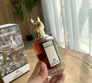 专柜品质 狐狸实拍 最经典的香型 前调 柑橘 中调 玫瑰 后调 麝香木 如果要给狐狸对应一个星座 那非双子座莫属 多变 追求新鲜感 好奇心十足是双子的特性 而潘