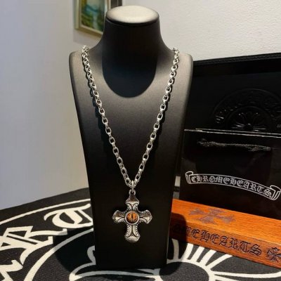 新款 专柜品质 Chrome Hearts克罗心 经典复古字母项链 虎眼十字架吊坠 凹凸造型不同的花纹设计风格 呈现出与众不同 十字架 童军花是克罗心的志 所以