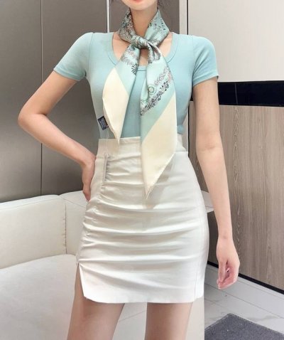 2025年春款爱马仕Hermes华丽的缰辔花卉版”1材质:桑蚕丝②配色:4款 3设计师:克莉丝汀娜 亨利 4设计灵感:来自于雨果 格里卡尔的作品，重新构想“华丽