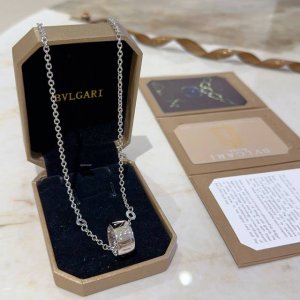 宝格丽项链V金材质。Bvlgari宝格丽 Divas‘ Dream 系列 品相完美，细节无敌，那种独特的色泽完全无可挑剔，再缀以经典指环外形设计，简约之余却又优
