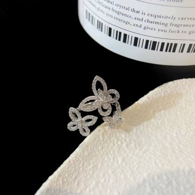 graff 格拉夫蝴蝶幻影白金三重奏戒指，戒指尺寸5678号 蝴蝶幻影系列 轻盈的蝶翅停驻在指尖 象征幸运、幸福悄悄的来临 引领我们走到挚爱的身边 蝴蝶幻影戒指