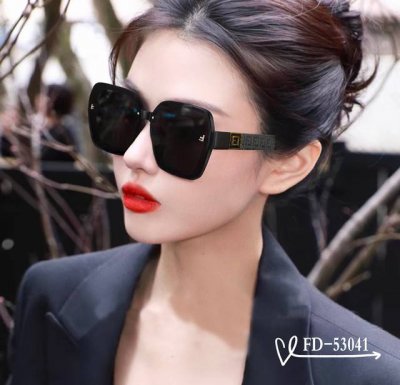 意大利芬迪-Fendi . 宝丽来树脂偏光镜片 . Tr90镜架轻便佩戴舒适 . Size 57-16-148 . 新款太阳镜 减轻强光负担 遮挡有害光线防辐射