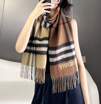 上新 . 格纹拼色围巾 驼色拼焦糖色 size 168X30Cm 100%Lana羊绒 经典格纹撞色特别好看 完全不挑人 细节到位 男女通用款