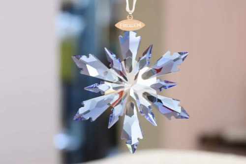 最品高质！欢迎对比 Swarovski 冰奇雪缘 蓝色雪花晶水车挂 以士迪尼电影冰奇雪缘 为灵感，蓝色水晶闪的亮设计，带有300个璨璀耀眼的割切面、 尺寸：10