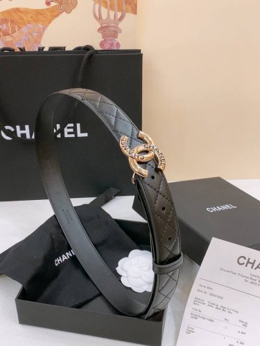 特 -Chanel 树脂扣 经典双C 树脂黑 与 白 腰带 新款Logo扣搭配进口小羊皮菱格带身，质感满分，简直身春日里的点睛之笔，皮带直径3.0Cm