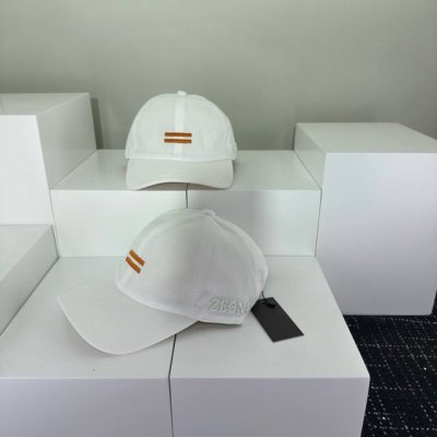 跑量 杰尼亚新款亚麻透气棒球帽 简约出街 自然风尚扑面而来 细腻触感 带来一抹清新与自由 帽身纯色设计 简约而不失格调 尽显自然之美