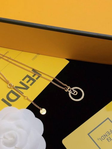fendi 芬迪 字母项链 高端定制 爆款新款 项链华丽登场 ，很难见到如此熟悉 素雅的项链，精致 非常适合日常搭配，宝宝们，这个绝对值得入