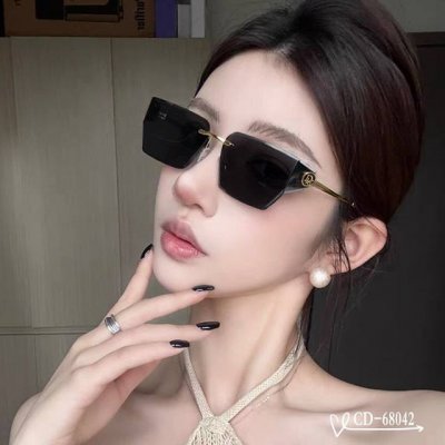 Dior-法国迪奥 . 宝丽来树脂偏光镜片 . 金属镜架轻便佩戴舒适 . Size 58-17-142， . 男女同款太阳镜减轻强光负担，遮挡有害光线防辐射，出