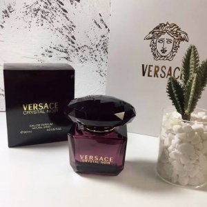 专柜品质 Versace范思哲 星夜黑钻之魅黑水晶女士淡香水90Ml 香 调 清新迷人的花香调 前 味 杨桃、白柠檬、玫瑰木 中 味 西洋杉针叶、龙蒿、鼠尾草