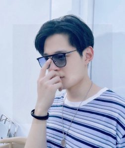 阿玛尼原单品质男士偏光太阳镜 材质 高清宝丽来偏光镜片 金属合金印字Logo镜腿 看细节就知道大师手工制作设计 做工精致 高端大气 适合旅游出行
