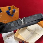 潮男穿搭 新选腰带 l V New 宽度4Cm 皮带面采用定制帆布面料 纯黑色原厂小牛皮底 手感极佳 搭配与皮带同色调的精致搭扣 双面用 代购版本P290 顶级