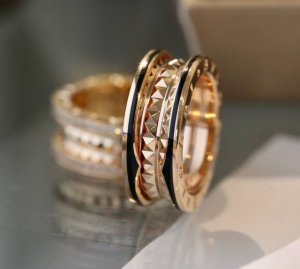 国庆出游季 Bvlgari 宝格丽 铆钉情侣戒指 上身非常高贵气质，这款铆钉戴上真的巨闪 远看有一种满钻的效果！ 瞬间爱了！Cool Girl一定要买这款 戴上