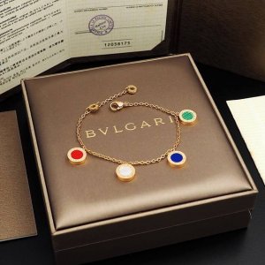 bv宝格丽精工双面彩贝手链 Bvlgari系列手链以品牌奉为灵感来源的罗，镶嵌红玉髓、青金石、孔雀石和珍珠母 叠戴也是非常美。