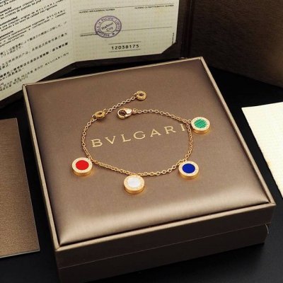 bv宝格丽精工双面彩贝手链 Bvlgari系列手链以品牌奉为灵感来源的罗，镶嵌红玉髓、青金石、孔雀石和珍珠母 叠戴也是非常美。