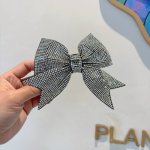 配包装 Chanel 香奈儿 明星同款蝴蝶结贴钻发夹 弹弓夹 网红推荐款 复古蝴蝶结款，超级百搭哦！