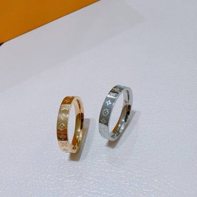新款 原单货 Lv 戒指 Louis Vuitton 路易威登 专柜一致材质 火爆款出货 设计独特 复古前卫。 码数：6 7 8 9 10 11