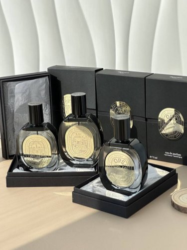 专柜品质 Diptyque 60 周年限定香水系列 适逢Diptyque60 周年全球区域限定款新香 整体给人神秘多维度的极致体验 只在全球部分旗舰店铺限量发售