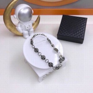 配盒子包装 Chrome Hearts克罗心经典十字花圆盘手链。 时尚潮流十字花复古手链手镯，欧美复古高档嘻哈街头风范。延续西部牛仔领带文化。手围21Cm内可佩