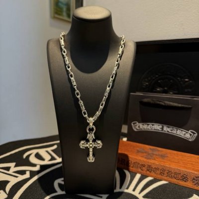 新款 专柜品质 Chrome Hearts克罗心经典复古十字架项链 火焰十字架吊坠 凹凸造型不同的花纹设计风格 呈现出与众不同 十字架 童军花是克罗心的志 所以
