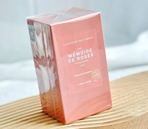 专柜品质 阿蒂仙新香触动温暖柔软的玫瑰记忆 读加里 斯奈德的诗叉句子透过细碎的生活本身看到时间流逝 而我们带着美好回忆在世间行走 不同的嗅觉会唤起不同的记忆片段