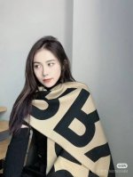 巴宝莉最新双面大字母围巾[月亮]超级推荐大字母Logo简约正反双色完全等于2条围巾热卖的新款超级保暖！Bur又一次将双色用在了围巾上效果是超级棒的也是很具有性价