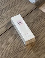 专柜品质 迪奥粉色魅惑淡香水 规格：100Ml 香调果：香花调 前调：调柑橘、葡萄柚 中调：玫瑰、覆盆子基 后调：麝香、雪松 这款香水有着丰富多彩的浪漫存在，应