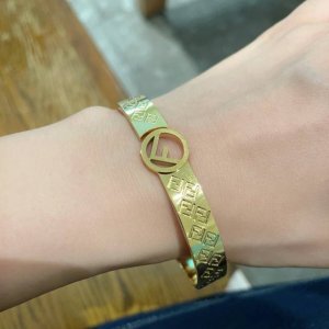 fendi 芬迪精钢手镯 高端定制 爆款新款 华丽登场 ，很难见到如此熟悉 素雅的手镯精致的配色非常适合日常搭配，宝宝们，这个绝对值得入