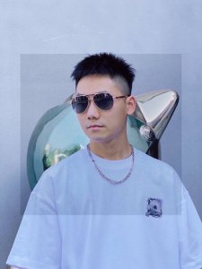 新款品牌：卡地亚Cartier原单品质男士女士同款偏光太阳镜 材质：高清尼龙镜片、金属合金Logo镜腿。看细节就知道大师手工制作设计，做工精致，高端大气，适合男