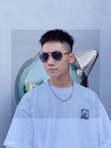 新款品牌：卡地亚Cartier原单品质男士女士同款偏光太阳镜 材质：高清尼龙镜片、金属合金Logo镜腿。看细节就知道大师手工制作设计，做工精致，高端大气，适合男