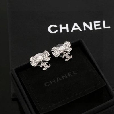 Chanel 香奈儿经典双C蝴蝶结耳钉 这款随意搭配都是非常好看百搭时尚单品 日常款 很修饰脸型 很上档次的 很优雅气质