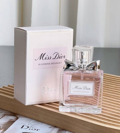 专柜品质 Dior迪奥花漾香水 规格:50Ml 前调：西西里柑橘、橙花 中调：牡丹、玫瑰 尾调：广藿香、白麝香 迪奥花漾香水诞生于2008年 08年到17年改过