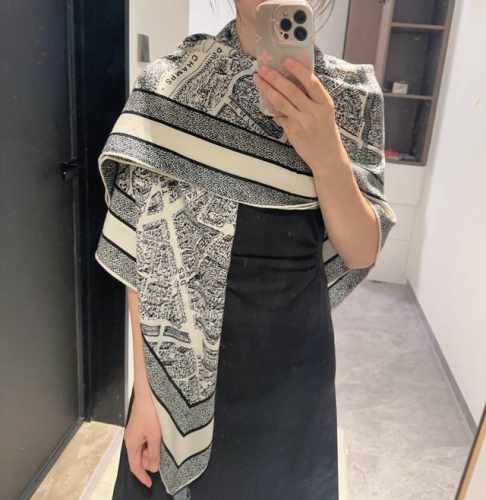双面同色 原单 Cm丝绒方巾，顶级斜纹真丝羊绒材质纯手工卷边，轻奢感十足 专柜新款面料追求造型，手感挺括，高端设计师配色均考虑上身效果和色彩饱和度，色泽新鲜浓郁