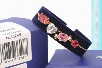 施华洛Swarovski 甜蜜糖果 彩色水晶抽拉式手链 这款属于Gema 520产品系列的链坠专为表达爱意而设，陪您度过浓情蜜意的情人节P以蜡笔色调展示趣致的糖