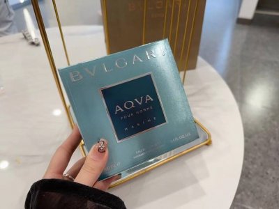 专柜品质 Bvlgari宝格丽水能量海蓝 浅蓝 男士淡香水100Ml 香调：海洋清新香调 前味：葡萄柚，苦橙花 中味：琥珀，迷迭香 后味：雪松 真的强烈安利这款