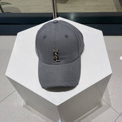 Ysl 圣罗兰推出限定棒球帽 合作联名设计 将运动元素和街头生活文化融入其中 搭配若隐若现的刺绣标识 展现出品牌潮流的一面 小红书爆款~网红明星上头同款