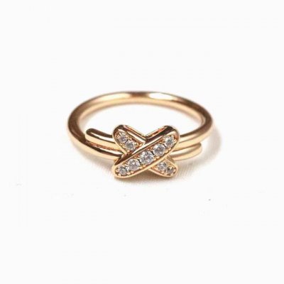 新品 自家细节实拍参考Chaumet 尚美 满钻交叉 戒指 满钻打磨、超高品质，气质清新，造型知性而灵动 优雅别致的气质配搭起来更具魅力 绝对的推荐。 自家细节