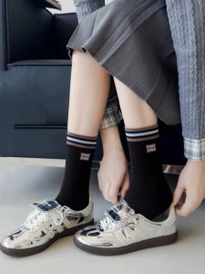 配包装 一盒4 双 缪缪 Miumiu 经典字母logo 纯棉中筒袜 ，Ins超火爆小腿短袜，纯棉面料，潮人必备 ，经典配色 个性时尚百搭款，你值得拥有哦